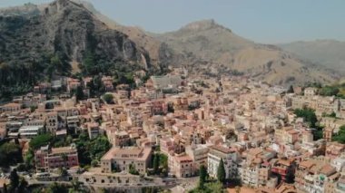 Taormina, Sicilya, İtalya - Ağustos 2019: Dağların ovasında antik kent. Havadan insansız hava aracı vuruldu