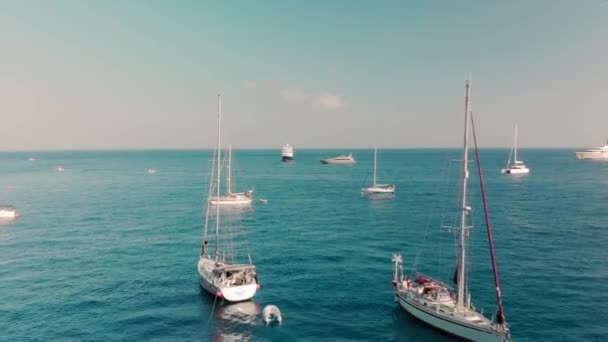 Taormina, SICILY, Italie - Août 2019 : De nombreux voiliers et bateaux sont amarrés à proximité les uns des autres. Caméra entre les mâts. Vue aérienne du drone — Video