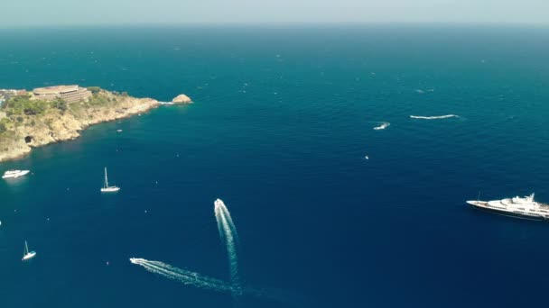 Taormina, SICILIA, Italia - Agosto 2019: Muchos yates de vela y barcos amarrados cerca de la isla. Hermoso paisaje marino. Disparo aéreo con drones — Vídeos de Stock