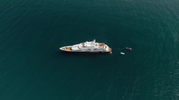 Величезна океанічна яхта з вертольотом і посадковою платформою на палубі. Повітряний безпілотник постріл — стокове відео