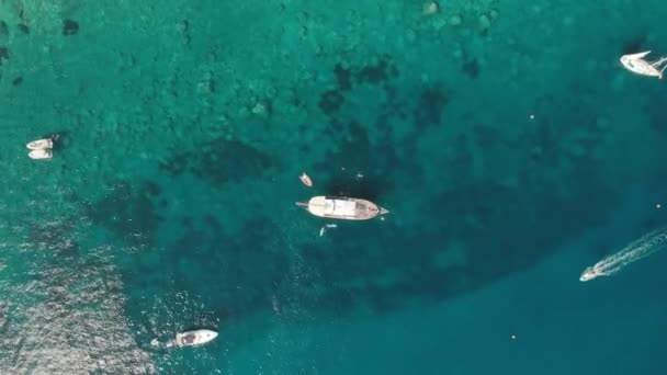 Conceito no paraíso. Iates brancos na água azul-turquesa do oceano. A água brilha lindamente ao sol. Drone aéreo disparado — Vídeo de Stock