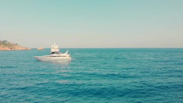 Taormina, Sicilya, İtalya - Ağustos 2019: Denizde iki büyük yat teknesi. Dairenin etrafında dönüyor. Mafya, yolsuzluk, büyük para zengin gevşeme kavramı. Havadan insansız hava aracı vuruldu — Stok video