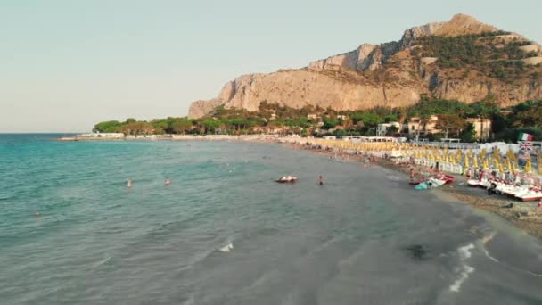 Palerme, SICILY, Italie - Août 2019 : Plage au bord de l'océan. Île en italie. Vue aérienne du drone — Video