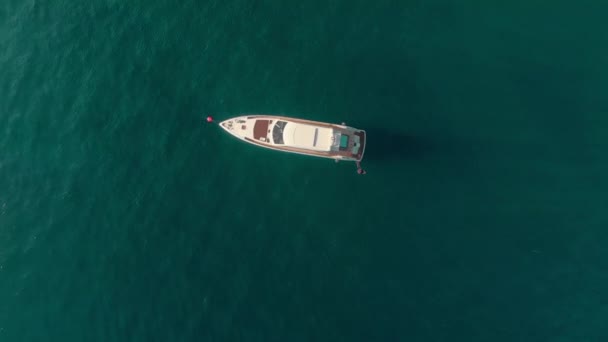 Зліт над самотнім білим човном у великому морі. Повітряний безпілотник постріл . — стокове відео
