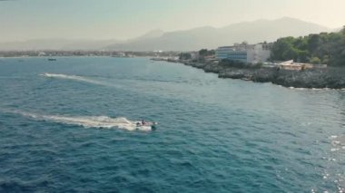 Palermo, Sicilya, İtalya - Ağustos 2019: Denizde motorlu tekneler ve yatlar. Denizde lüks rahatlama kavramı. Havadan insansız hava aracı vuruldu