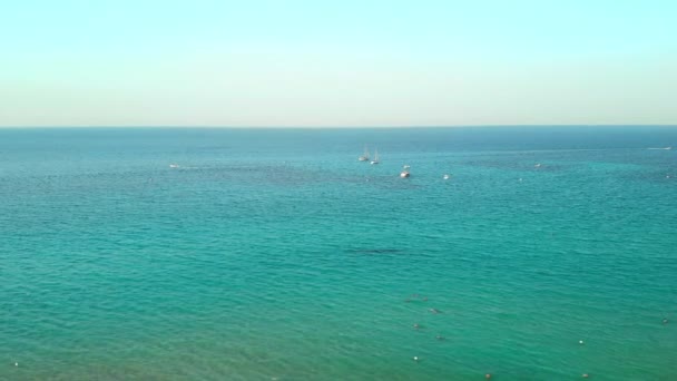 Palermo, Sizilien, Italien - August 2019: Kamera gleitet über den Ozean, in der Ferne, am Horizont, Yachten und Boote liegen vor Anker. Drohnenschuss aus der Luft — Stockvideo