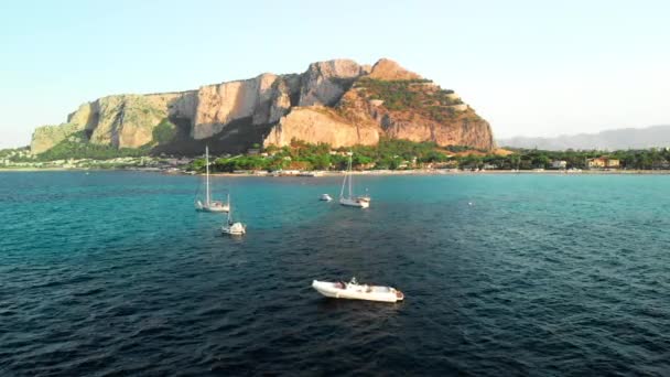 Palermo, Sicilien, Italien-augusti 2019: båtar och segelbåtar nära paradisön. Antenn drönare skott — Stockvideo