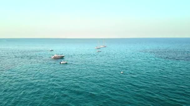Horizontaal panorama van de baai van de zee. Dure boten slingeren op de golven. de horizonlijn is zichtbaar. Het concept van vrede en rust. Luchtfoto van Drone — Stockvideo