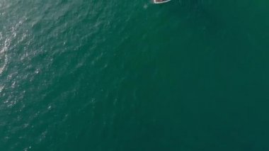 turist tekneden okyanusa daldı. Havadan insansız hava aracı vuruldu