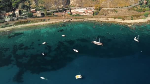 Kıyıya yakın birçok tekne. Temiz su. Cennet yeri. Havadan insansız hava aracı vuruldu — Stok video