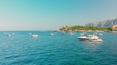 Yukarıdan görünümü, şeffaf ve turkuaz bir denizde teknelerin havadan görünümü. Mondello, Sicilia, İtalya