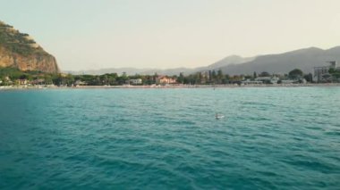 Tatilde kürek çekece oturan genç kızın havadan görünümü. genç bir kadın Sup yatılı atış