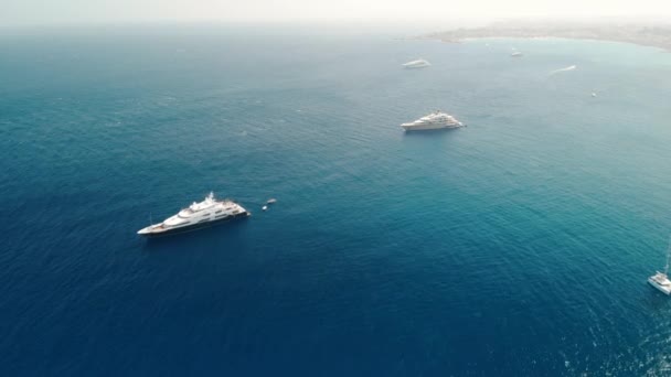 Enormes yates oceánicos con una cubierta para un helicóptero. La nave del oligarca. Disparo aéreo con drones — Vídeo de stock