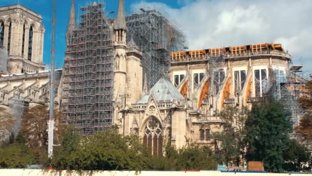 Notre Dame de Paris depois do incêndio. Trabalho de reforço em andamento após o incêndio, para evitar. A Catedral entrará em colapso em Paris — Vídeo de Stock