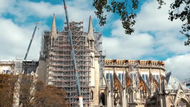 Paris, Fransa - Eylül 2019: Notre Dame Nisan 2019 'daki yangından sonra restorasyon ve yeniden inşaata başladı — Stok video