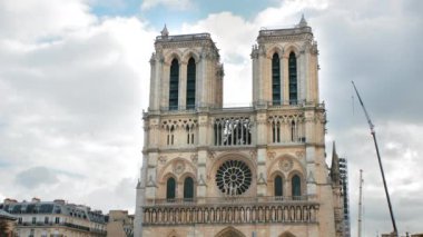 Paris, Fransa - Eylül 2019: Yangından sonra Notre-Dame de Paris Katolik katedrali, arka manzara. Tadilat işi. Notre-Dame de Paris Ortaçağ Katolik Katedrali trajik yangından sonra