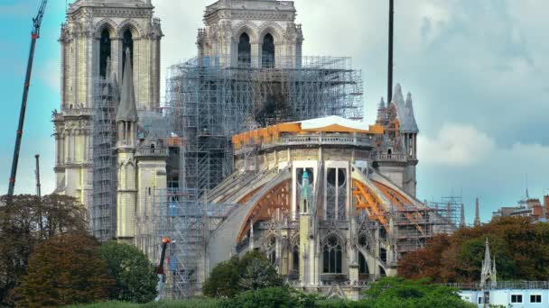 Notre Dame de Paris, φάση επαλήθευσης και ενοποίησης των τειχών. Ένας γιγάντιος γερανός απλώνεται κατά μήκος μιας πρόσοψης της Παναγίας των Παρισίων, για να εναποθέτει υλικά στην οροφή. — Αρχείο Βίντεο