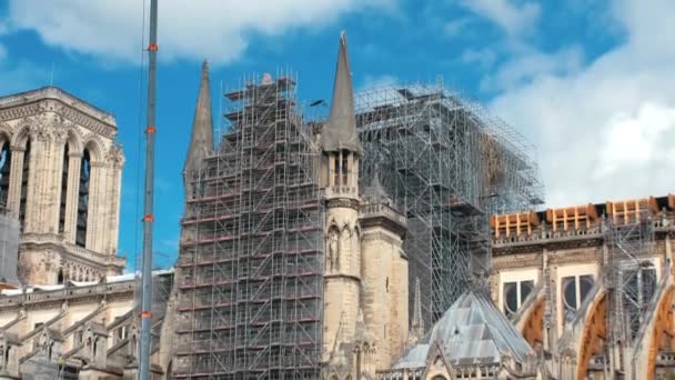 Παρίσι, Γαλλία - Σεπτέμβριος 2019: Notre Dame de Paris μετά τη φωτιά. Ενισχυτικές εργασίες σε εξέλιξη μετά τη φωτιά, για την πρόληψη. Ο καθεδρικός ναός θα καταρρεύσει στο Παρίσι. πανόραμα — Αρχείο Βίντεο