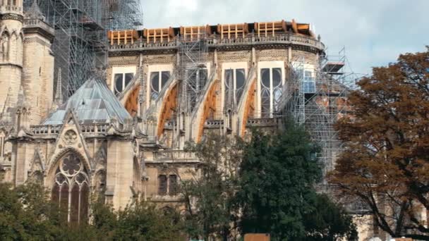 Parijs, Frankrijk - september 2019: Notre Dame de Paris na brand. Versterking werk aan de gang na de brand, om te voorkomen. De kathedraal stort in Parijs in. — Stockvideo