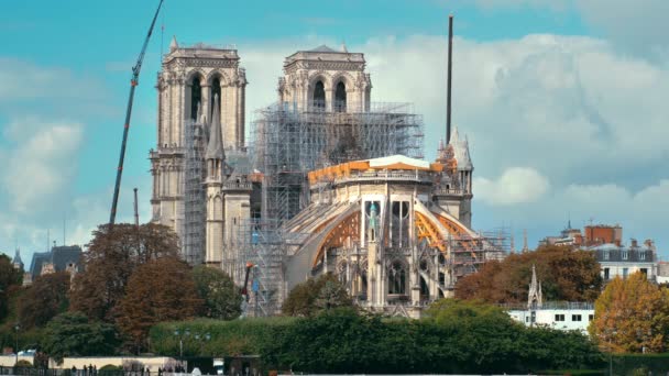 Catedral Católica medieval de Notre-Dame de Paris após o incêndio. Trabalho de renovação. Catedral Católica medieval de Notre-Dame de Paris após o incêndio trágico. O telhado — Vídeo de Stock