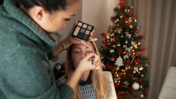 Bella donna avendo trucco applicato da asiatico trucco artista — Video Stock