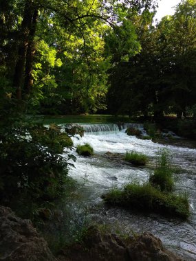 Münih'teki İngiliz parkında su yolunda rapids. Şelale