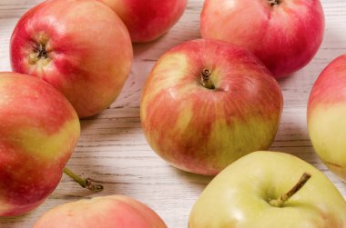 Olgun elma ahşap bir masa üzerinde. Elma yakın çekim. Üstten görünüm.