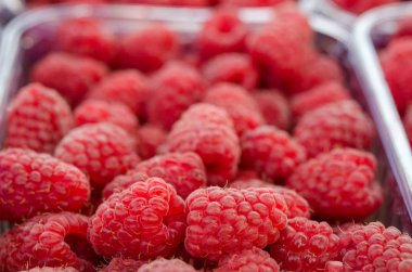 Ekran durumda ahududu meyveleri olgunlaşmış ve tatlı. Organik çilek doğal arka plan. Ahududu yakın çekim.