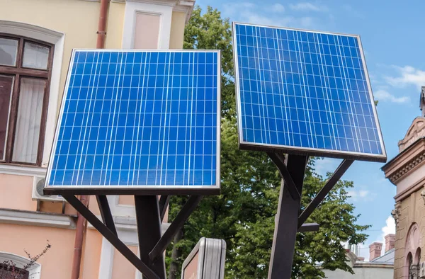 Umweltfreundliche Photovoltaik Sonnenkollektoren Vor Dem Hintergrund Sauberen Himmels Stockbild