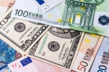 Euro banknot ve Amerikan Doları kuş gagası-in çeşitli mezheplerin yakın çekim.