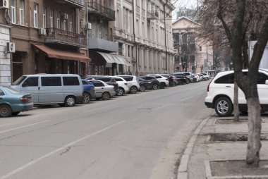 Park Dnipro ortasına bir sokakta yol boyunca. Arabalar sokakta park. Dnipro Ukrayna'dördüncü büyük şehridir.