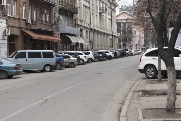 Parken Entlang Der Straße Auf Einer Straße Zentrum Des Dnipro lizenzfreie Stockfotos