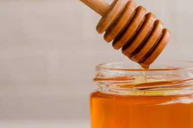 Polyfloral bal ahşap bal kaşığı akar.