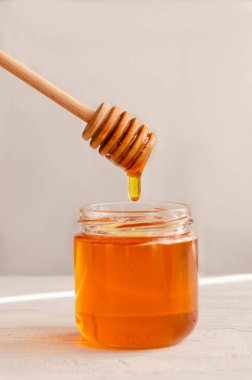 Polyfloral bal ahşap bal kaşığı akar.