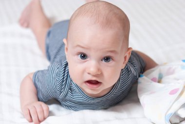 beyaz sayfa üzerinde yalan mutlu sevimli bebek