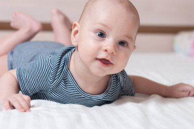 beyaz sayfa üzerinde yalan mutlu sevimli bebek