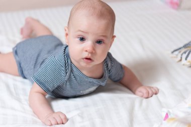 beyaz sayfa üzerinde yalan mutlu sevimli bebek