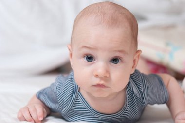 beyaz sayfa üzerinde yalan mutlu sevimli bebek