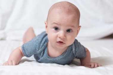 beyaz sayfa üzerinde yalan mutlu sevimli bebek