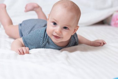 beyaz sayfa üzerinde yalan mutlu sevimli bebek