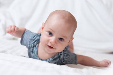 beyaz sayfa üzerinde yalan mutlu sevimli bebek