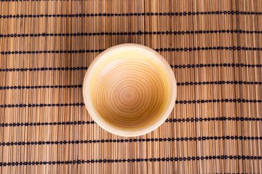 Ahşap yer minderi ile boş ahşap plaka üstten görünüm.