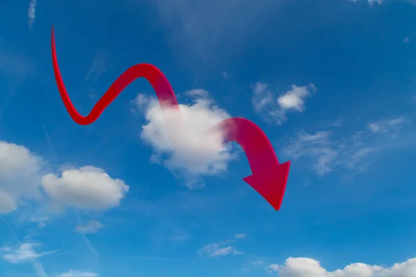 青い空に雲の中の赤い矢印ドロップ ダウン — ストック写真