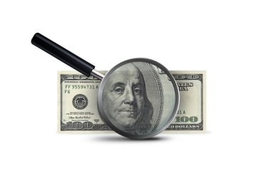 Ekonomi kavramı, yüz dolarlık banknot gösteren, beyaz arka plan üzerinde izole olan Büyüteç.