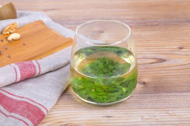 Ahşap masa bazı fındık ile yeşil çay.