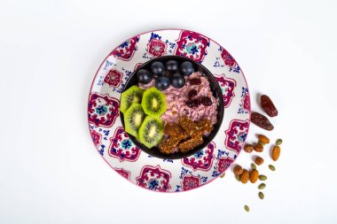 Sağlıklı yaşam, enerji meyvelerini karıştırın ve beyaz arka plan üzerinde izole Kupası, kahvaltı veya sabah snack kavramı içinde fındık kurutulmuş.