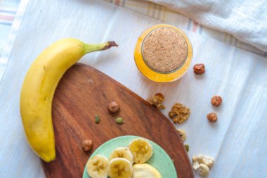 Kuru meyve, fındık ve sağlıklı hizmet üzerinde ahşap plaka tablo üzerinde karışımı