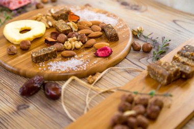 En iyi görünümü ile ahşap tabakta meyve, fındık ve karma gıda.