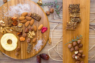 En iyi görünümü ile ahşap tabakta meyve, fındık ve karma gıda.