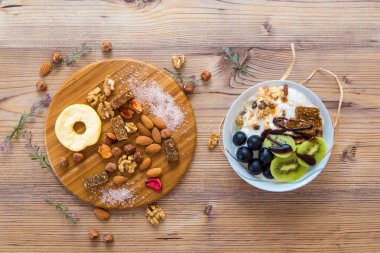 En iyi görünümü ile ahşap tabakta meyve, fındık ve karma gıda.